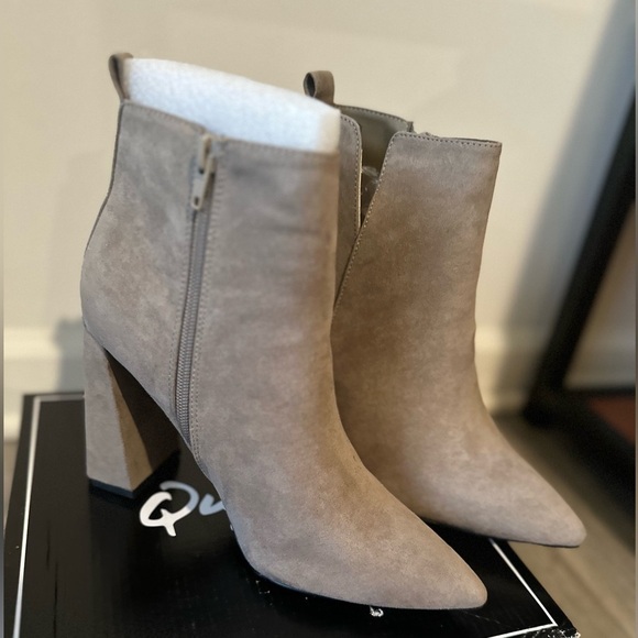 New in Box Quipid Gray Ankle Boots, Size 8 with Sleek Heels and Side Zipper - Picture 7 of 8